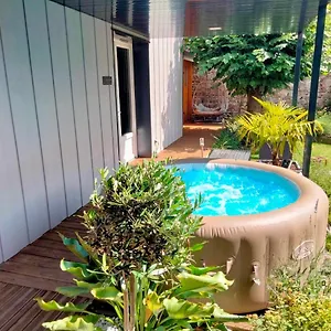 En Amoureux Avec Jacuzzi Et Sauna Hébergement de vacances Balbigny